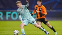 Gelandang Shakhtar Donetsk, Heorhiy Sudakov (kanan) saat membayangi pemain Royal Antwerp, Arthur Vermeeren dalam lanjutan Grup H Liga Champions 2023/2024. (AP Photo/Martin Meissner)