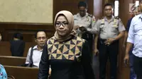 Terdakwa suap kontrak kerja sama pembangunan PLTU Riau-1, Eni Maulani Saragih bersiap menjalani sidang pembacaan tuntutan di Pengadilan Tipikor, Jakarta, Selasa (22/1). Eni dituntut 8 tahun penjara, denda Rp 300 juta. (Liputan6.com/Helmi Fithriansyah)