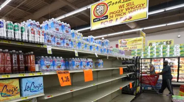 Sebuah rak yang biasanya terisi air mineral terlihat kosong di sebuah toko Piggly Wiggly di Panama City, Florida, Selasa (5/9). Florida mengumumkan keadaan darurat di negara bagian jelang diterjang badai Irma. (Patti Blake/News Herald via AP)