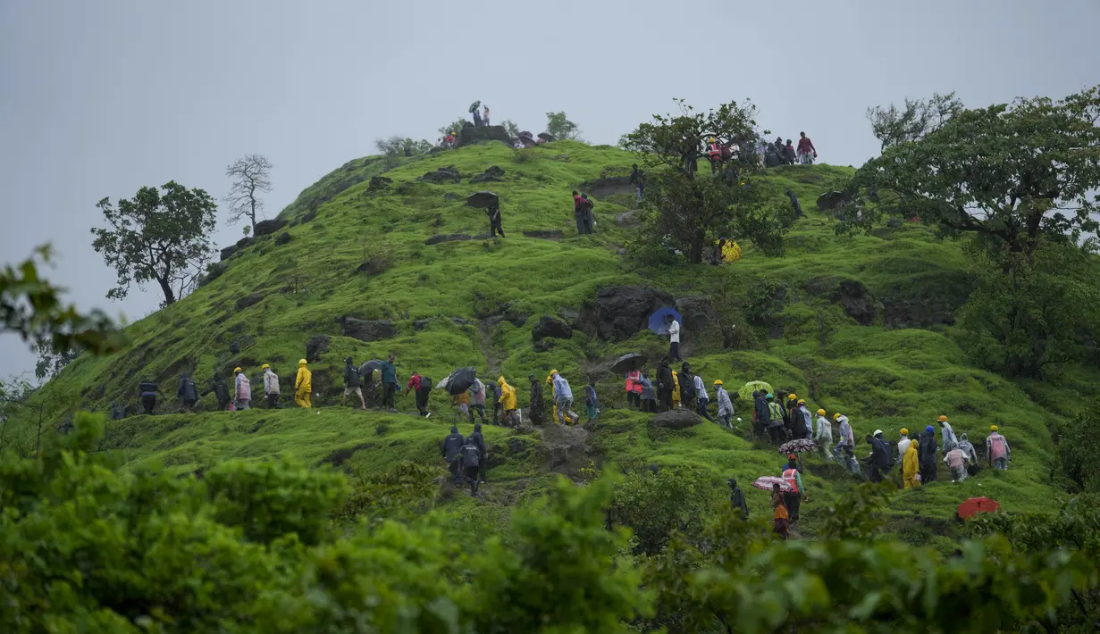 Tim penyelamat mendaki gunung saat berjalan menuju lokasi longsor di distrik Raigad, negara bagian Maharashtra barat, India, Kamis, 20 Juli 2023. (AP Photo/Rafiq Maqbool)
