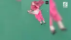 Seorang wanita ditemukan hidup-hidup tengah mengapung misterius usai terjatuh ke saluran irigasi dengan kedalaman 9 meter.