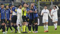 Bek Inter Milan, Milan Skriniar (tengah) kanan) berbicara dengan wasit setelah mendapat kartu kuning kedua saat bertanding melawan Empoli pada pertandingan lanjutan Liga Italia di stadion San Siro di Milan, Italia, Selasa (24/1/2022). Inter Milan tumbang atas Empoli dengan skor 0-1. (AP Photo/Luca Bruno)