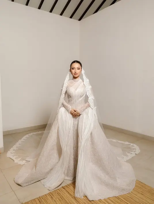 Di momen spesial tersebut, penampilan Jennifer Coppen sukses mencuri perhatian. Jika sebelumnya ia tampil dalam balutan kebaya adat, kali ini Jennifer hadir dengan gaun pengantin megah yang menjadi salah satu penampilan paling berkesan dalam seluruh rangkaian pernikahannya. [@jennifercoppenreal20].