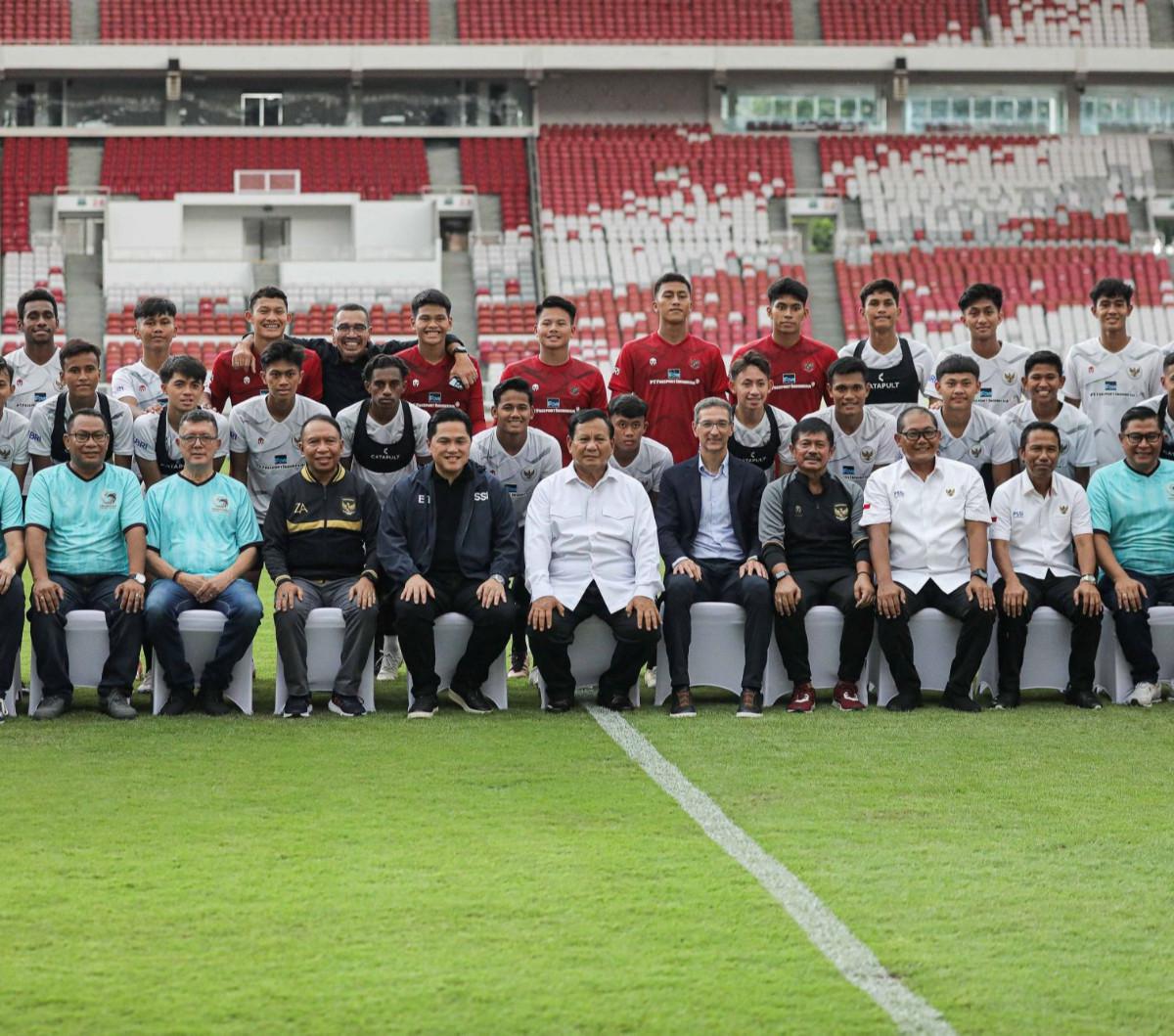 Pendiri Garudayaksa Prabowo Subianto bersama Ketua Umum PSSI Erick Thohir didampingi Wakil Ketua PSSI Zainudin Amali dan atlet sepakbola menggelar konferensi pers usai penandatanganan kerjasama (MoU) di Stadion Utama Gelora Bung Karno, Senayan, Jakarta, S