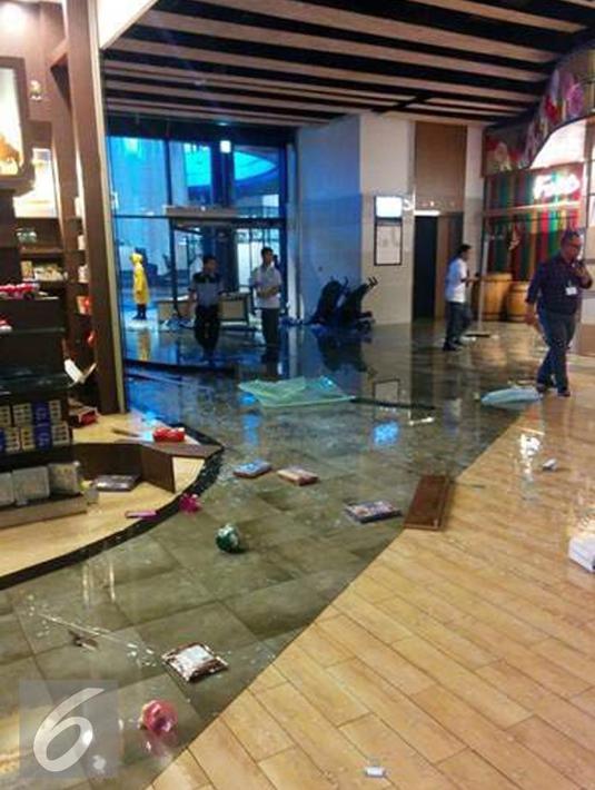 Suasana AEON Mall pasca disambar petir, BSD, Tangerang Selatan, Rabu (20/4/2016).Belum diketahui ada korban atau tidak dalam peristiwa ini. (Istimewa)