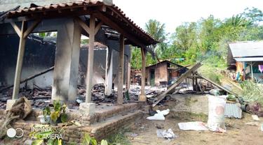 Sejumlah rumah di Desa Margomulyo, Silo Jember rusak terbakar akibat kerusuhan. (Istimewa).