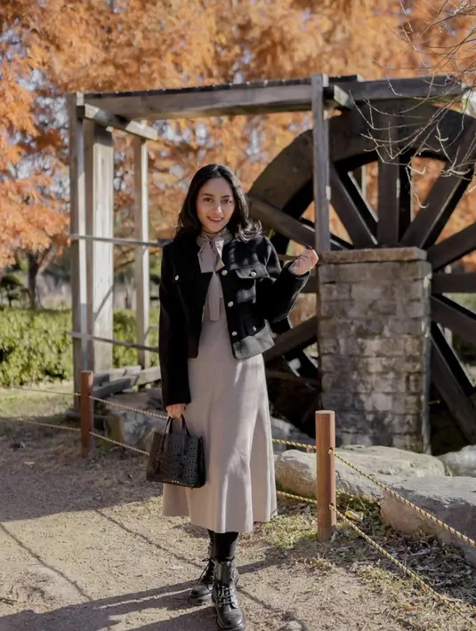 Berlibur ke Korea Selatan, Rachel Venya tampil dengan outfit beragam. Kali ini ia tampak mengenakan blazer hitam dari Zara dengan harga kisaran Rp 900 ribuan. [Foto: Instagram/ Rachel Venya]