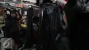 Pengunjung mencoba pakaian helloween di kawasan Senopati,  Jakarta, Jumat (30/10/2015).  Jelang perayaan Helloween penyewaan kostum Helloween ramai diburu penyewa, harga bervariatis dari 300rb hingga 1juta. (Liputan6.com/Faizal Fanani)