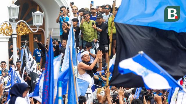Foto: Lepas Baju Saat Pawai, KDM Larut Dalam Perayaan Pesta Persib Juara