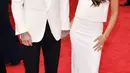 Jika sang suami, David Beckham berikan senyuman hangat di momen karpet merah, pengusaha wanita cantik ini tetap dengan ekspresi senyuman tipisnya yang terkesan dingin. (Bintang/EPA)