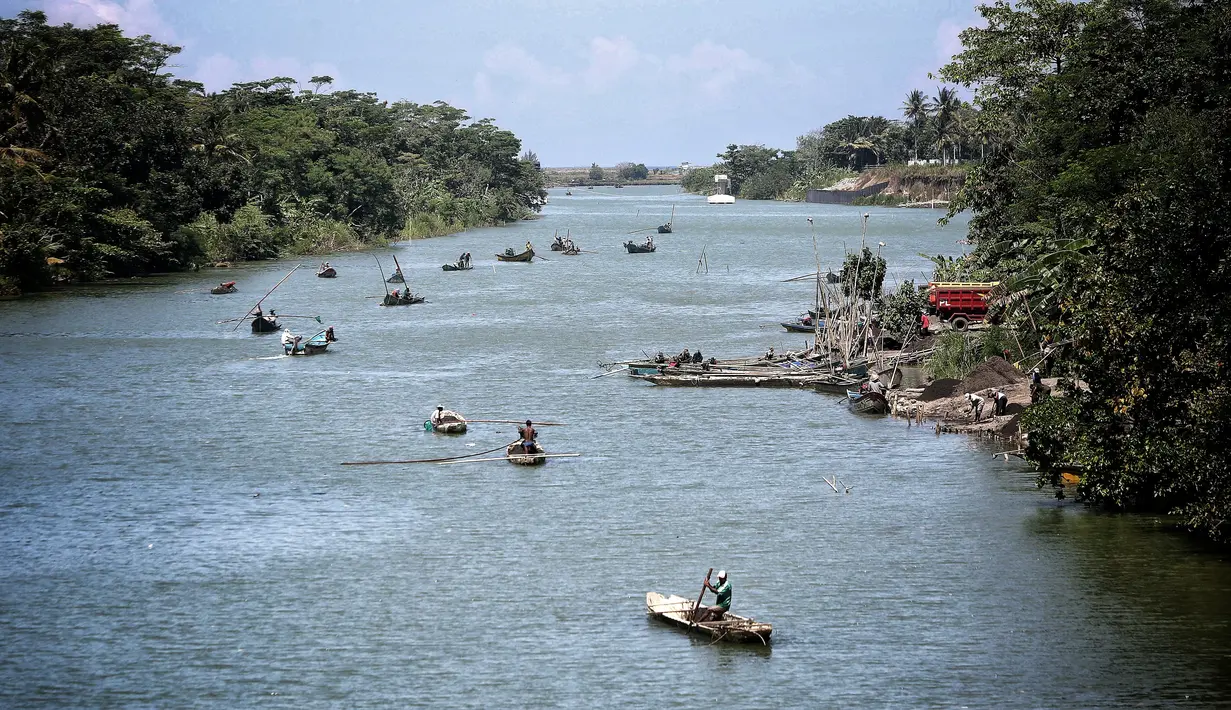 Suasana aktivitas para penambang pasir di Sungai Luk Ulo, Kabupaten Kebumen, Jawa Tengah, Sabtu (05/5). Meski ilegal aktivitas penambang pasir masih terus berjalan. (Liputan6.com/Fery Pradolo)