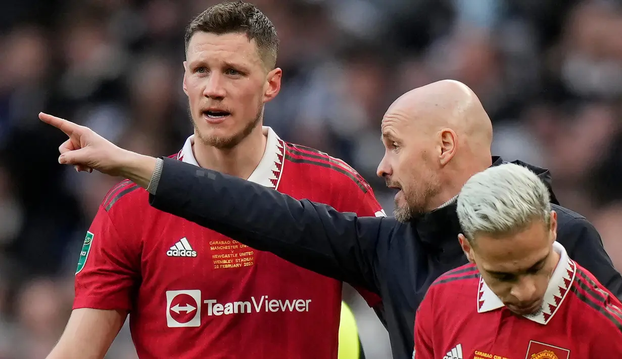 <p>Pelatih Kepala Manchester United, Erik Ten Hag (tengah) berbicara dengan Wout Weghorst (kiri) dan Antony selama pertandingan sepak bola final Piala Liga Inggris antara Manchester United dan Newcastle United di Stadion Wembley di London, Minggu, 26 Februari 2023. MU menang di final berkat dua gol yang tercipta di babak pertama ke gawang Loris Karius melalui gelandang Casemiro dan penyerang Marcus Rashford. Ini menjadi trofi pertama MU dalam kurun enam tahun. (AP Photo/Alastair Grant)</p>