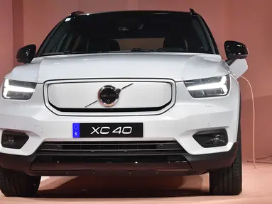 Produsen otomotif kelahiran Swedia, Volvo resmi meluncurkan mobil listrik perdananya, XC40 Recharge dalam acara di Los Angeles, California pada 16 Oktober 2019. Mobil listrik ini memiliki jarak tempuh 400 kilometer dalam satu kali pengisian daya. (Frederic J. BROWN / AFP)