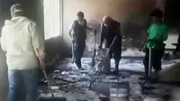 Pascabom Bandung, sejumlah pegawai Kelurahan Pandawa, Kecamatan Cicendo mulai membersihkan lantai dua bangunan 