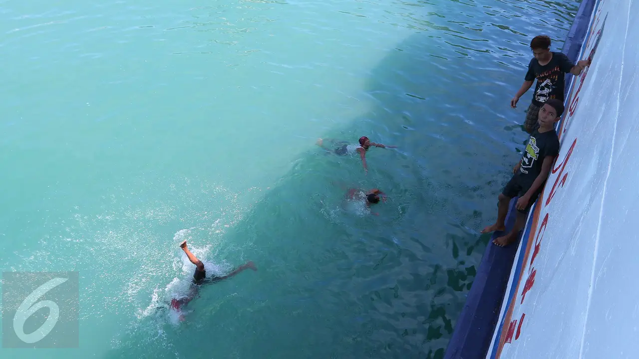 Anak-Anak Pemburu Koin Menantang Maut di Pelabuhan Merak