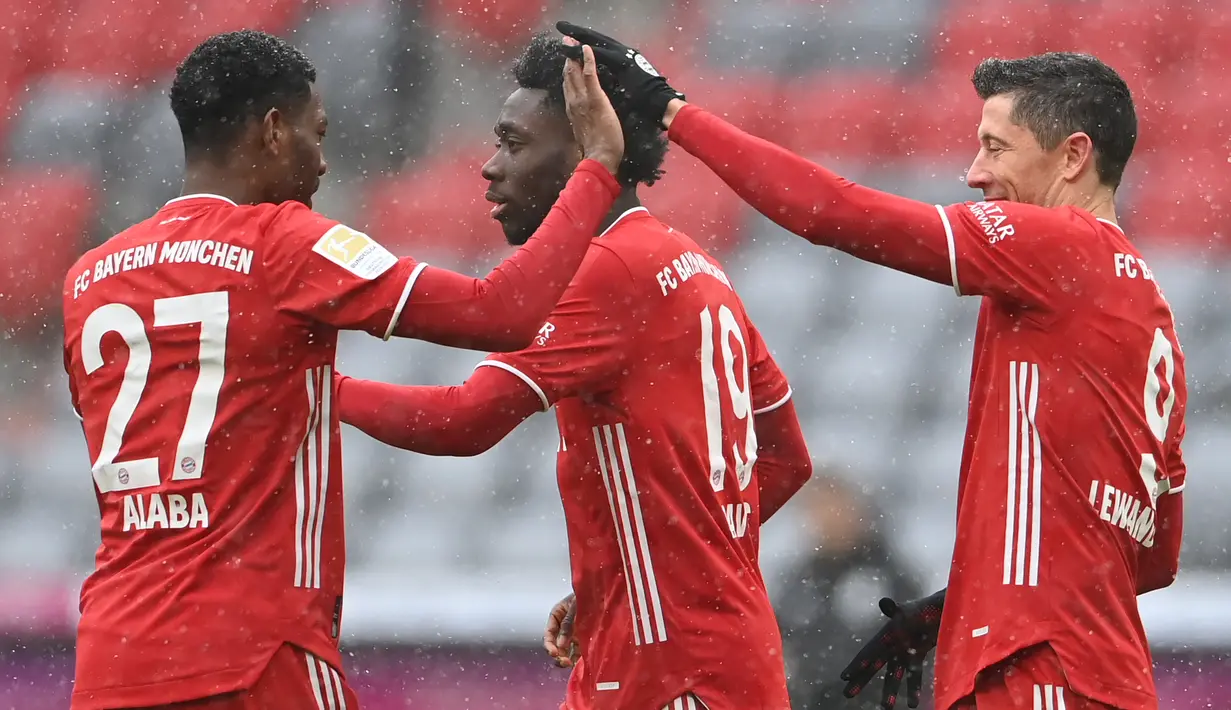 Striker Bayern Munich, Robert Lewandowski (kanan) melakukan selebrasi usai mencetak gol pertama ke gawang Freiburg dalam laga lanjutan Liga Jerman 2020/21 pekan ke-16 di Allianz Arena, Minggu (17/1/2021). Bayern Munich menang 2-1 atas Freiburg. (AFP/Christof Stache/Pool)