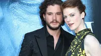 Rose Leslie dan Kit Harington, bulan lalu telah mengumumkan soal pertunangan mereka. terbaru, aktris cantik ini tertangkap kamera sedang berlenggang dengan memamerkan cincin pertunangannya itu. (AFP/Frederick M.Brown)