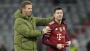 Dia berhasil membawa Bayern Munchen merebut treble winner, yakni Bundesliga, DFB Pokal, dan Liga Champions 2019/2020. Selain itu, Lewandowski juga mengemas total 55 gol di semua kompetisi. (AP/Martin Meissner)