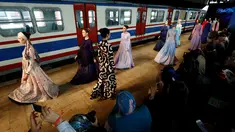 Sejumlah model berlenggang membawakan busana muslim khas Turki selama Istanbul Modest Fashion Week di stasiun kereta api Haydarpasa di Istanbul, Turki 13 Mei 2016. (REUTERS / Murad Sezer)