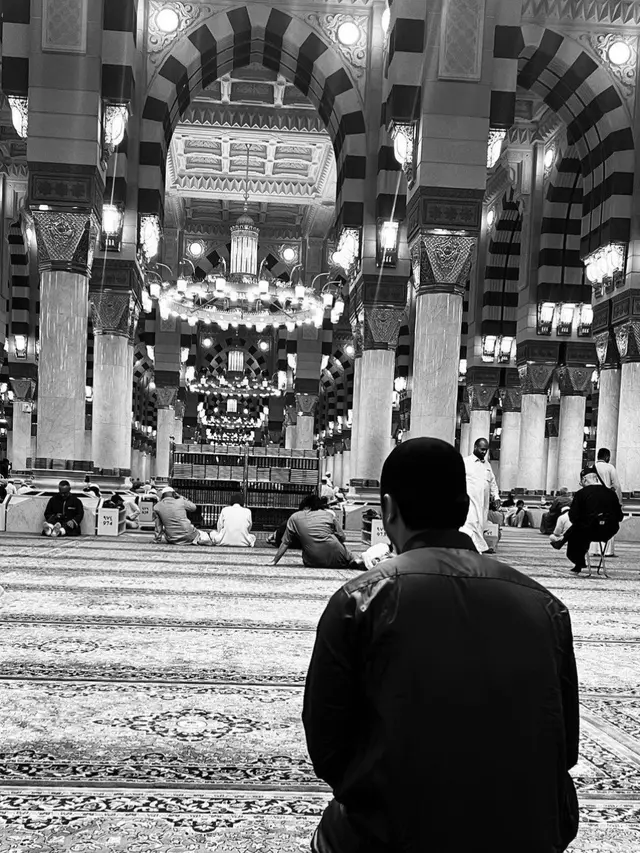 Potret Bryan Domani saat Umrah