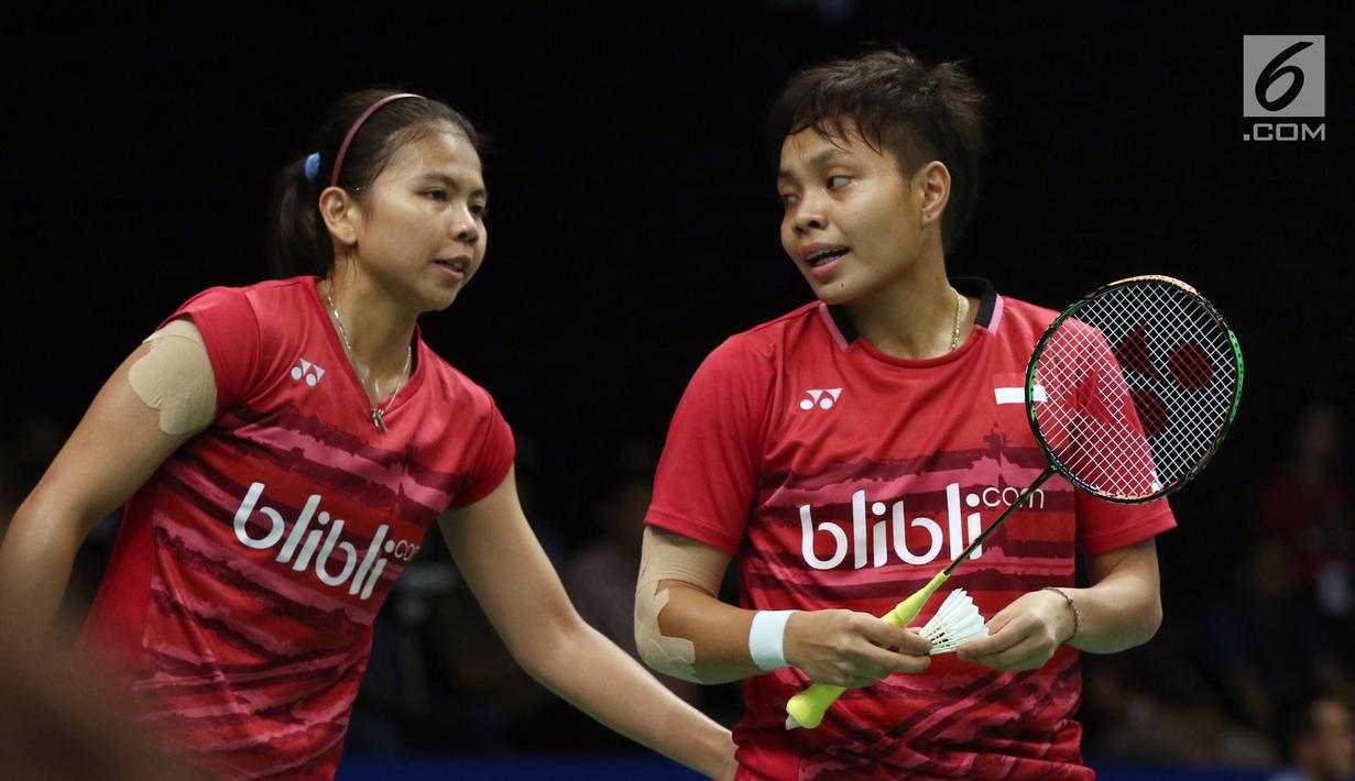 Ganda Putri Indonesia, Greysia Polii/Apriyani Rahayu berbincang saat melawan Chang Ye Na/Lee So Hee (Korsel) di Babak Kedua Indonesia Open 2017, Jakarta, Kamis (15/6). Greysia/Apriyani kalah 18-21, 14-21. (Liputan6.com/Helmi Fithriansyah)