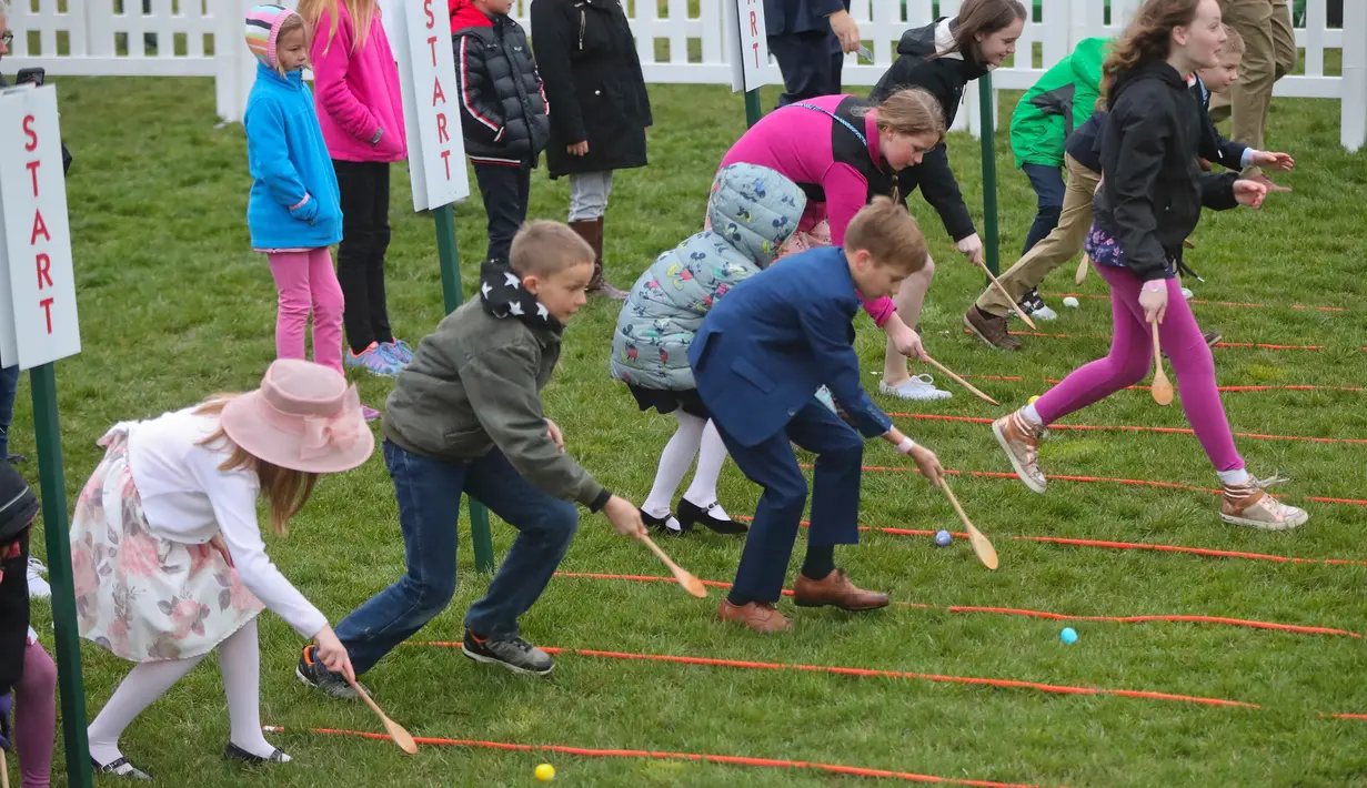 Keseruan sejumlah bocah saat mengikuti lomba menggelindingkan telur di halaman Gedung Putih, Washington (4/2). Lomba yang diselenggarakan setiap tahunnya ini merupakan lomba menggelindingkan telur yang ke-140. (AP Photo/Pablo Martinez Monsivais)