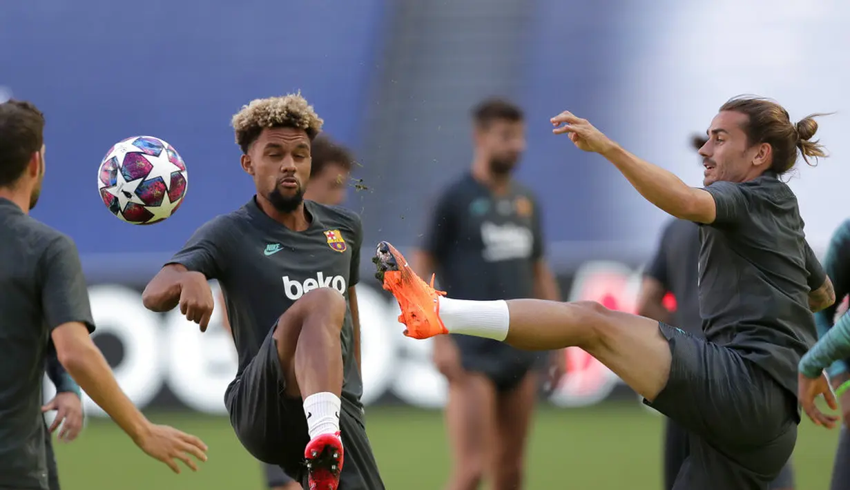 Penyerang Barcelona, Antoine Griezmann berebut bola dengan Konrad de la Fuente selama sesi latihan di stadion Da Luz, Lisbon, Portugal (13/8/2020). Barcelona akan bertanding melawan Bayern Munchen pada perempat final Liga Champions di Estadio da Luz. (Rafael Marchante/Pool via AP)