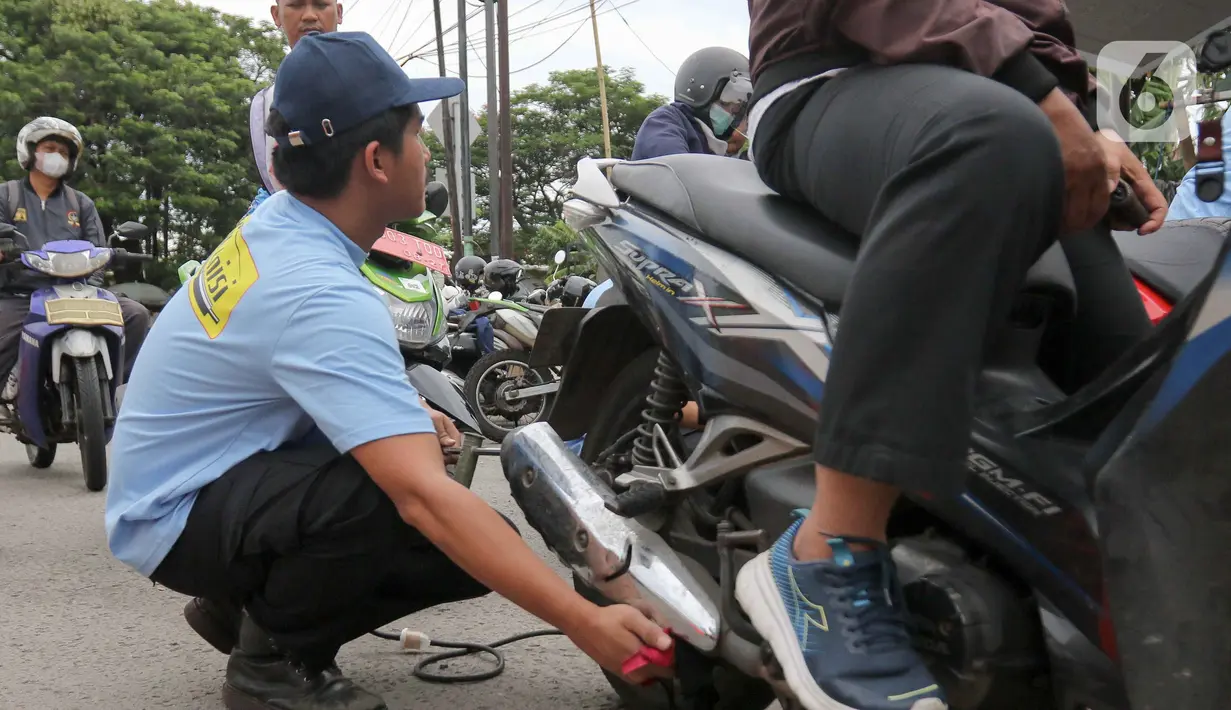 Kendaraan-kendaraan yang melintas diberhentikan secara bertahap untuk dilakukan uji emisi. (Liputan6.com/Herman Zakharia)