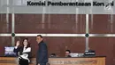 Dokter Sonia Wibisono menyapa awak media usai menjalani pemeriksaan di gedung KPK Jakarta, Jumat (26/1). Sonia sendiri sebenarnya telah dipanggil KPK, Selasa (23/1) kemarin, namun tidak hadir. (Liputan6.com/Herman Zakharia)