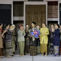 Oscar Lawalata Culture Tampilkan Kebaya dan Kain Daerah Indonesia. [Fimela/Adrian Putra]