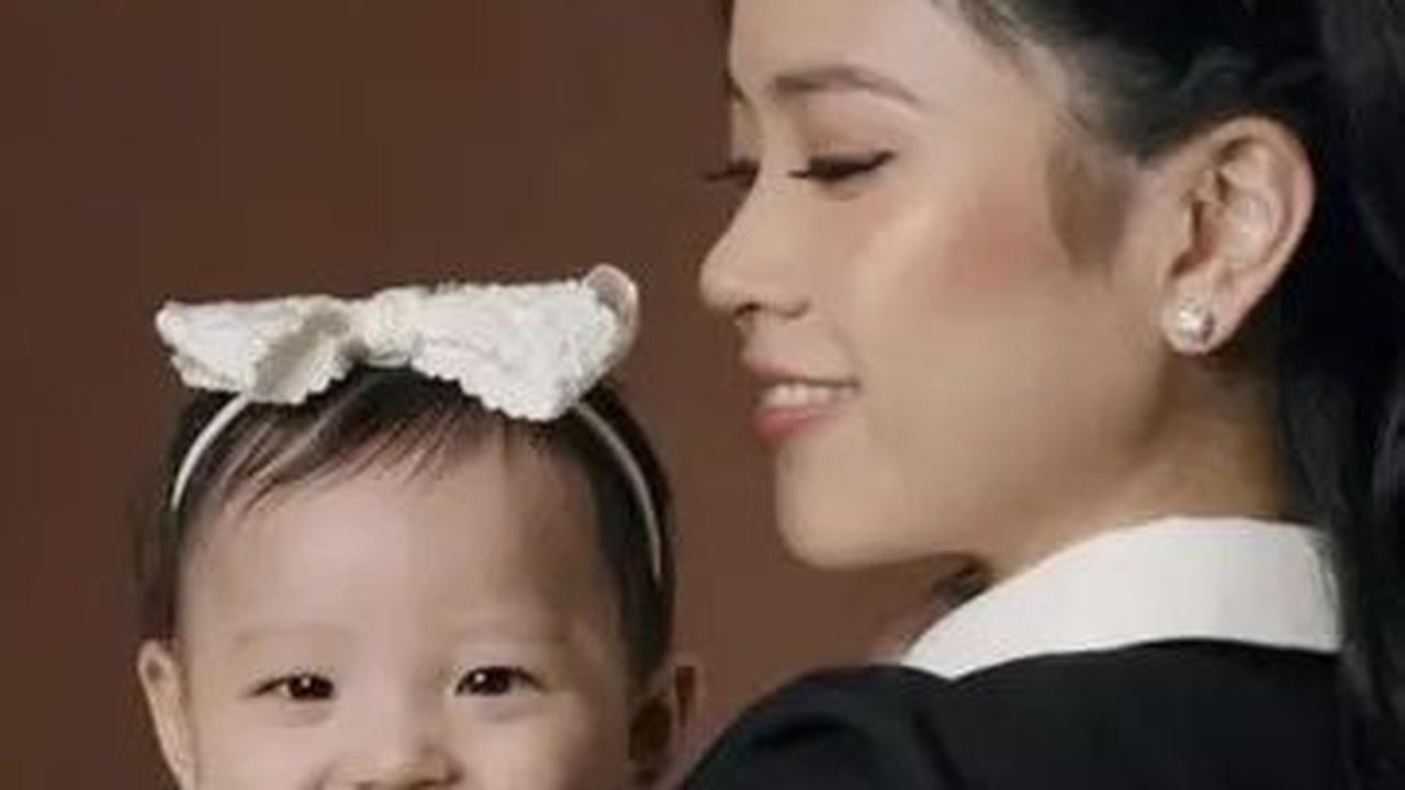 Jessica juga membagikan potret dirinya saat menggendong bayi Julia Eden yang mengenakan dress tutu berwarna putih.<br>