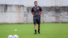 Pelatih baru Persija Jakarta, Carlos Pena memimpin latihan perdana yang berlangsung di Nirwana Park, Bojongsari, Sawangan, Sabtu (29/06/2024). (Bola.com/Bagaskara Lazuardi)