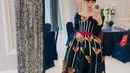 Perempuan kelahiran Yogyakarta itu tampil anggun mengenakan off shoulder dress Batik warna hitam. (Instagram/@dita.karang_new).