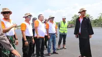 Gubernur Jawa Tengah, Ganjar Pranowo dan Bupati Blora, Djoko Nugroho saat meninjau pembangunan Bandara Ngloram. (Foto: Liputan6.com/Arief Rohman/Ahmad Adirin)