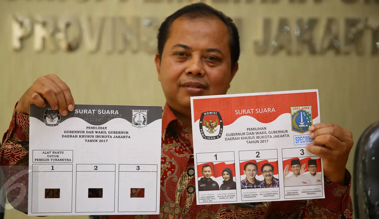 Ketua KPUD DKI Jakarta Sumarno menunjukkan surat suara pemilihan gubernur dan wakil gubernur DKI Jakarta, Rabu (11/1). KPUD DKI Jakarta sekaligus merilis tema yang akan diangkat pada debat pertama para pasangan calon. (Liputan6.com/Immanuel Antonius)