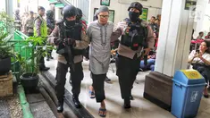 Ketua Jamaah Ansharut Daulah (JAD) Pusat, Zainal Anshori seusai mengikuti sidang pembubaran organisasi JAD di PN Jakarta Selatan, Jakarta, Selasa (31/7). Agenda persidangan adalah pembacaan putusan oleh majelis hakim. (Liputan6.com/Johan Tallo)