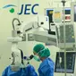 Tim dokter bedah mata RS Mata JEC Kedoya melakukan tindakan operasi mata juling kepada pasien di sela Bakti Sosial Operasi Mata Juling JEC di Jakarta (12/11/2022). (Liputan6.com)