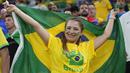 Suporter wanita Brasil tersenyum saat menghadiri pertandingan melawan Serbia pada laga Piala Dunia di Stadion Lusail, Qatar, Kamis (24/11/2022). (AP/Aijaz Rahi)