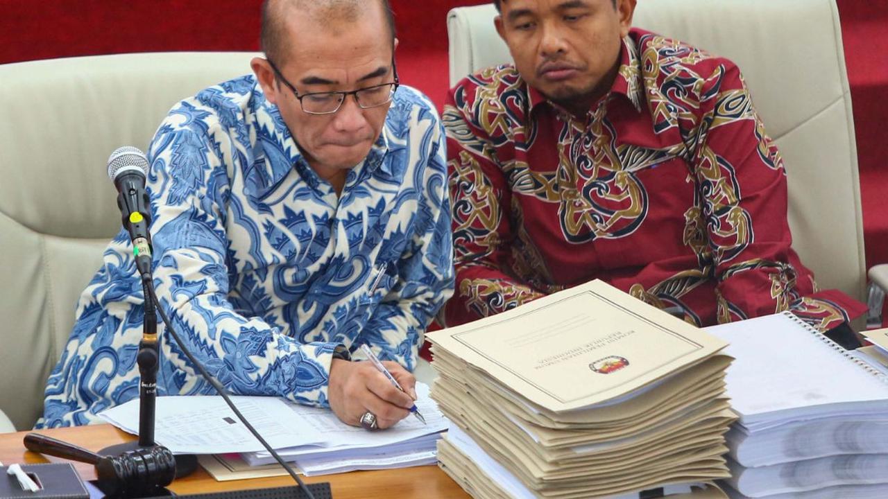 Ketua Komisi Pemilihan Umum (KPU)&nbsp;Hasyim Asy'ari memimpin rapat pleno terbuka penghitungan suara Pemilu 2024 di Gedung KPU, Jakarta, Selasa (19/3/2024). KPU terus melanjutkan rekapitulasi hasil perhitungan perolehan suara tingkat nasional untuk Pemil