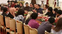 Presiden Joko Widodo atau Jokowi menggelar pertemuan dengan puluhan artis dan musisi papan atas Tanah Air di Istana Merdeka, Jakarta, Kamis (22/3). Jokowi mengajak para pelaku musik bisa membangun industri berkualitas. (Liputan6.com/Angga Yuniar)