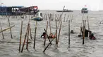 Personel gabungan dari unsur TNI AL, Kementerian Kelautan dan Perikanan, Pemerintah Daerah serta nelayan setempat melakukan pembongkaran pagar laut di kawasan Tanjung Pasir, Tangerang, Banten, Rabu (22/1/2024). (Magang/Liputan6.com/Muhammad Rizal)