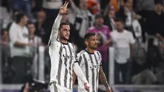 Gelandang Juventus Adrien Rabiot merayakan gol yang dicetaknya ke gawang Maccabi Haifa pada matchday ketiga Grup H Liga Champions di Allianz Stadium, Kamis (6/10/2022) dini hari WIB.  Tuan rumah Juventus berhasil mengalahkan Maccabi Haifa dengan skor 3-1. (Fabio Ferrari/LaPresse via AP)