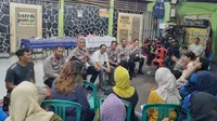 Dirbinmas Polda Metro Jaya dan rombongan menggelar silaturahmi dengan kelompok masyarakat di Pos Kamling wilayah Polsek Senen, Jakarta Pusat. Dalam kesempatan ini, polisi mengimbau masyarakat mewaspadai hoaks pasca-pemilu di medsos. (Foto: Polda Metro Jaya)