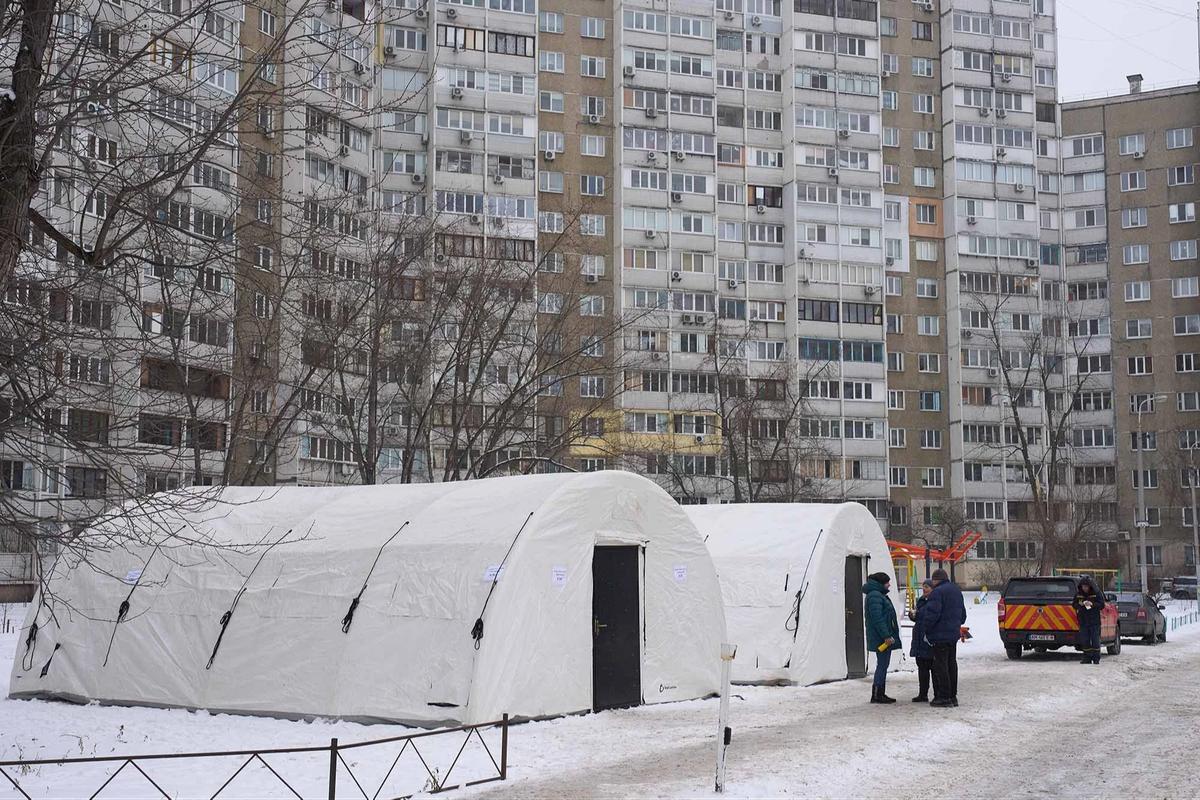FOTO: Fasilitas Energi Diserang Rusia, Warga Kyiv Terdampak Krisis Musim Dingin
