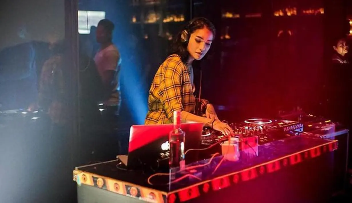 <p>Sejak masih aktif di dunia hiburan hingga jadi DJ, Sheila tak pernah melakukan hal yang aneh-aneh. [Foto: Instagram Sheila Marcia]</p>