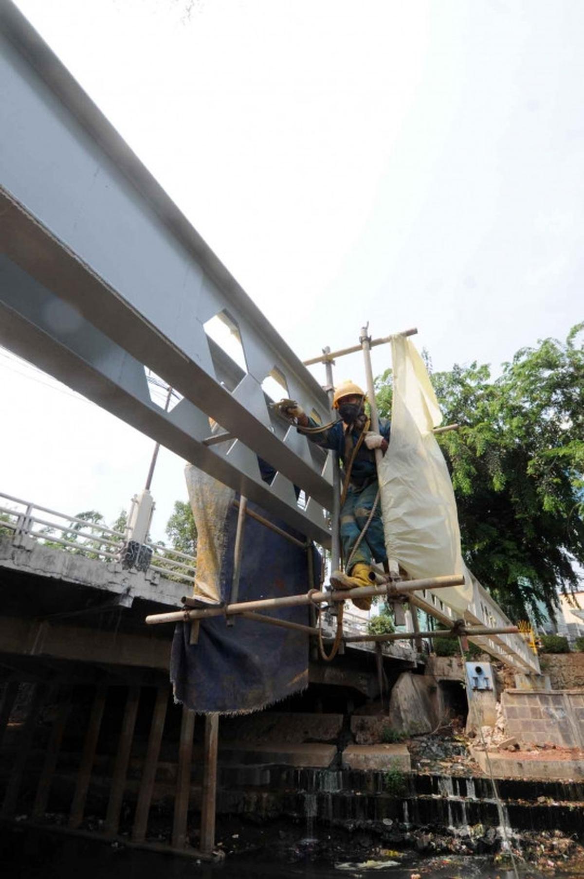 Melihat penggantian pipa gas PGN di atas sungai