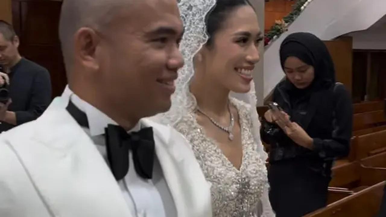 7 Potret Penampilan Keluarga Hotman Paris di Pernikahan Frank Hutapea, Elegan