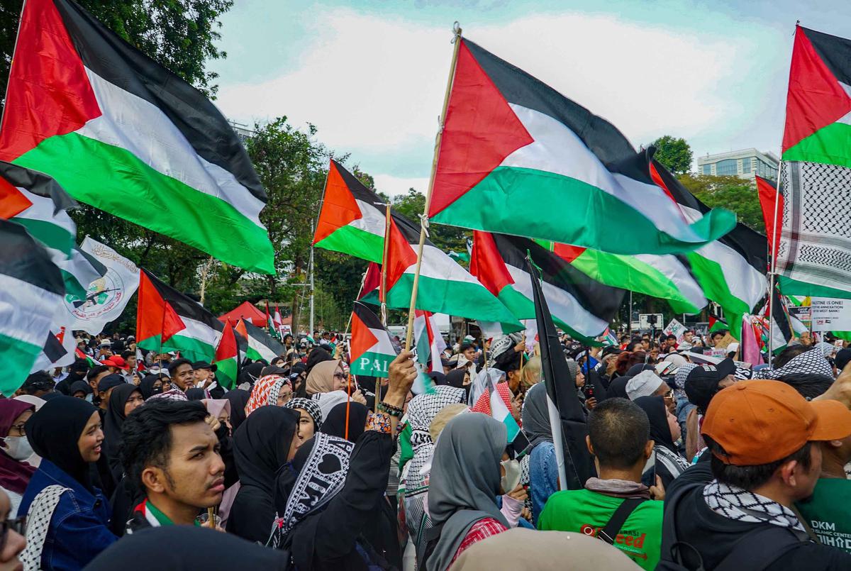 FOTO: Dua Tahun Genosida di Gaza, Massa Kepung Kedubes AS Serukan Akhiri Blokade Palestina
