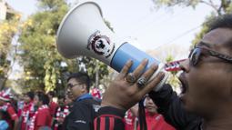 Pendukung Bali United meneriakan yel-yel di depan hotel tempat pemain jelang laga perempat final antara Bali United melawan Arema Cronus di Malang, Sabtu (19/9/2015). (Bola.com/Vitalis Yogi Trisna)