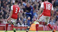 Striker Manchester United, Wayne Rooney, melepaskan tendangan ke gawang Arsenal. Pada laga tersebut Arsenal memakai skema 3-4-2-1 sementara Machester United dengan formasi 4-3-3. (AP Photo/Matt Dunham)